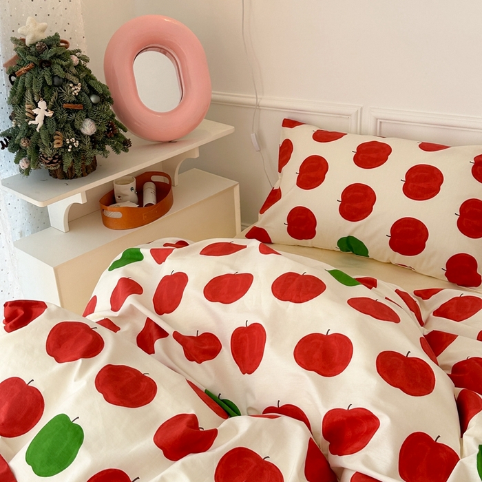 91家纺网 家纺一手货源 找家纺 昔可家纺 2024新款全棉卡通印花系列四件套 红苹果