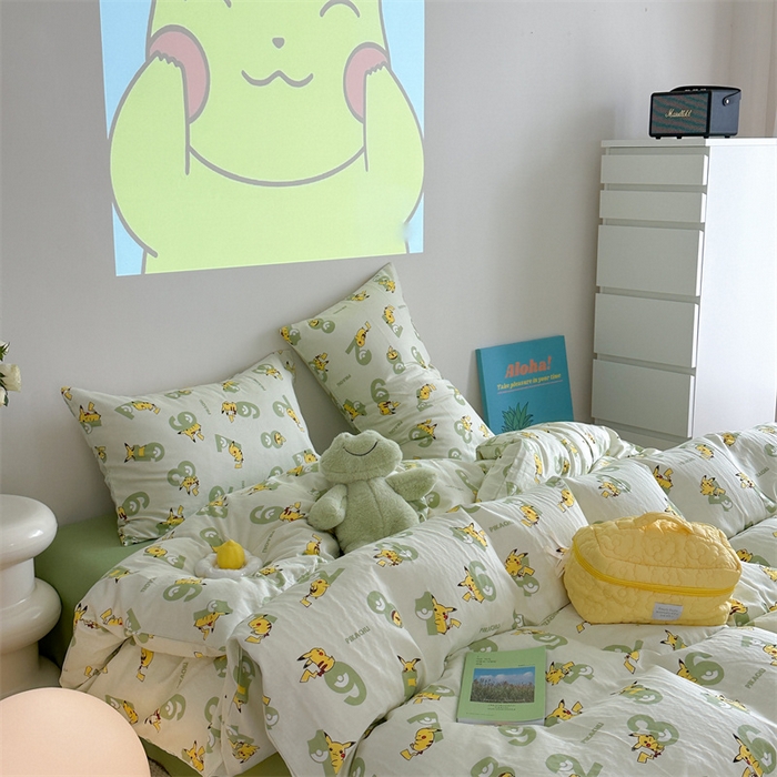 91家纺网 家纺一手货源 找家纺 时年 2024新款全棉双层纱四件套-宝可梦系列 皮卡丘绿果