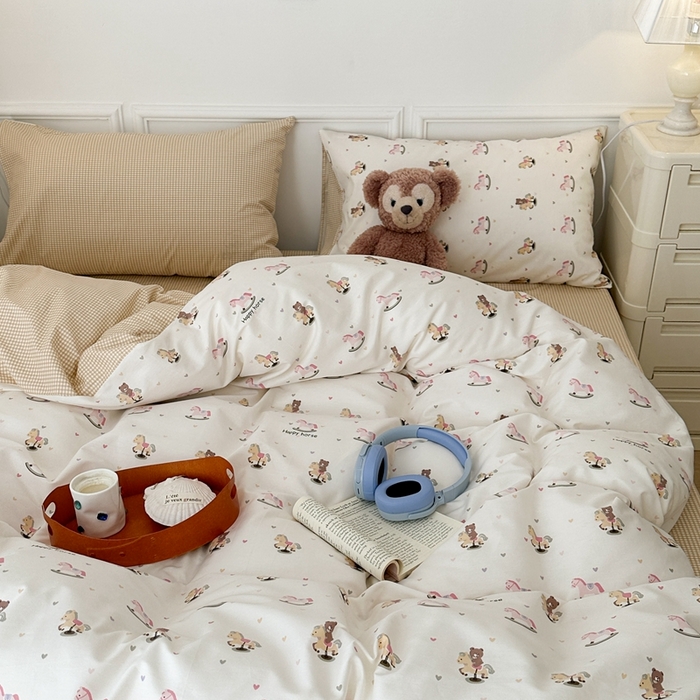 91家纺网 家纺一手货源 找家纺 昔可家纺 2024新款全棉卡通印花系列四件套 木马小熊