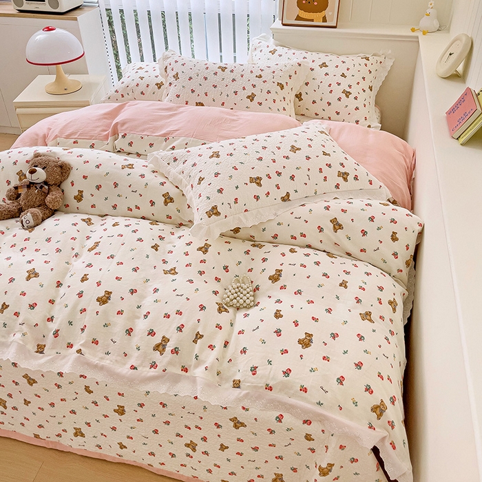 91家纺网 家纺一手货源 找家纺 羽爱家纺 2024新款A类双层纱棉花芯床盖套件 玫瑰小熊