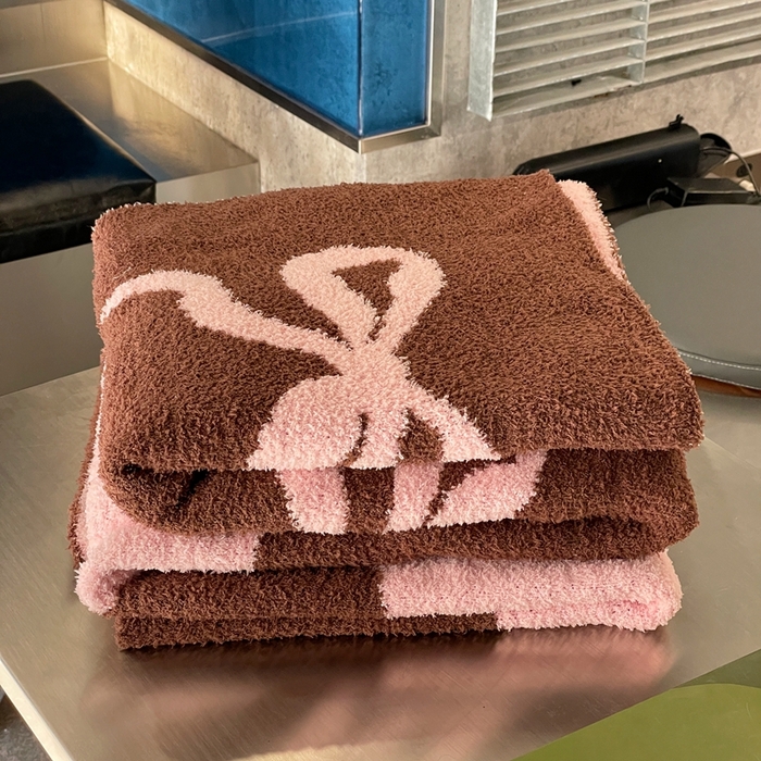 91家纺网 家纺一手货源 找家纺 （总）圆岛家纺 2024新款蝴蝶结系列高品质多功能针织半边绒毛毯