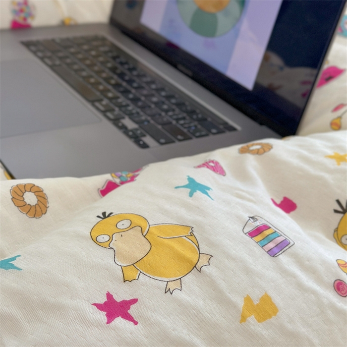 91家纺网 家纺一手货源 找家纺 时年 2024新款全棉双层纱四件套-宝可梦系列 可达鸭呀