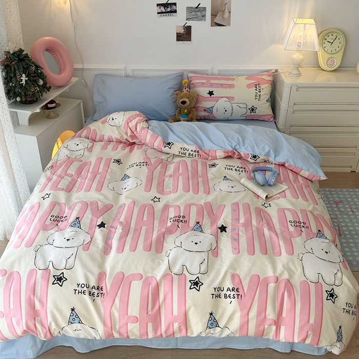 91家纺网 家纺一手货源 找家纺 昔可家纺 2024新款全棉卡通印花系列四件套 粉字母狗狗