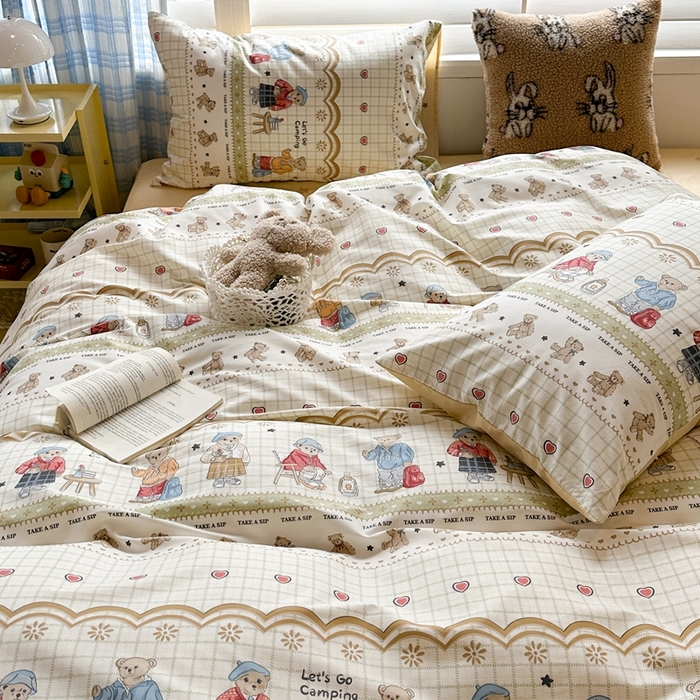 91家纺网 家纺一手货源 找家纺 昔可家纺 2024新款全棉卡通印花系列四件套 格子学院熊