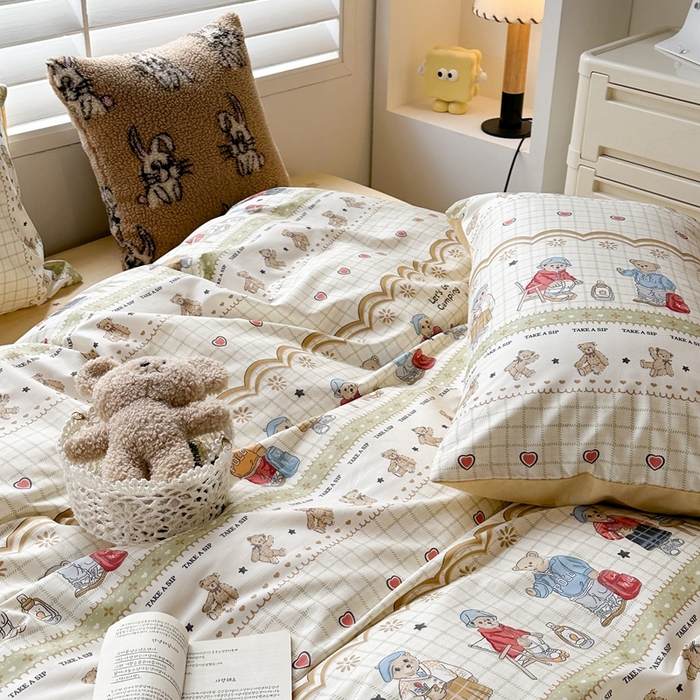 91家纺网 家纺一手货源 找家纺 昔可家纺 2024新款全棉卡通印花系列四件套 格子学院熊