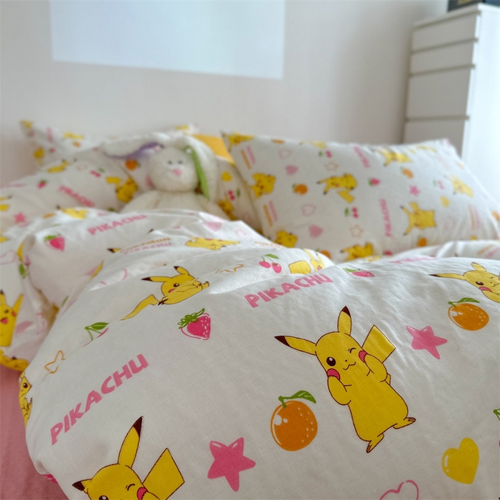 91家纺网 家纺一手货源 找家纺 时年 2024新款全棉双层纱四件套-宝可梦系列 萌甜皮卡丘