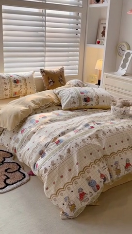 91家纺网 家纺一手货源 找家纺 昔可家纺 2024新款全棉卡通印花系列四件套 格子学院熊