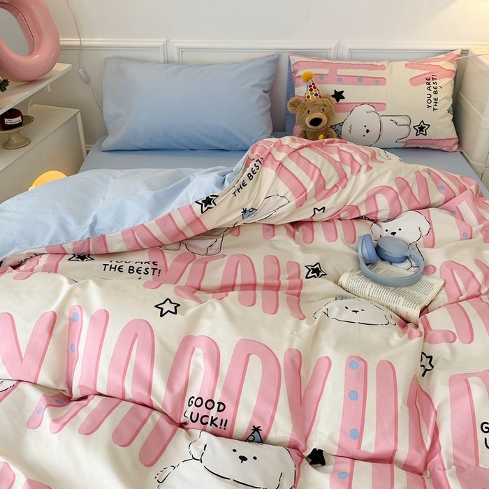 91家纺网 家纺一手货源 找家纺 昔可家纺 2024新款全棉卡通印花系列四件套 粉字母狗狗