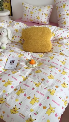 91家纺网 家纺一手货源 找家纺 时年 2024新款全棉双层纱四件套-宝可梦系列 萌甜皮卡丘