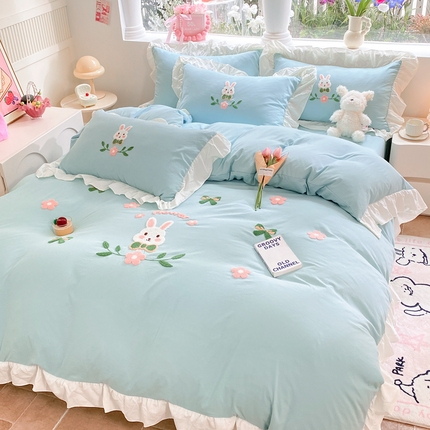 91家纺网 家纺一手货源 找家纺 你好美丽 2025新款水洗棉萌兔毛巾绣花边四件套 萌兔绿
