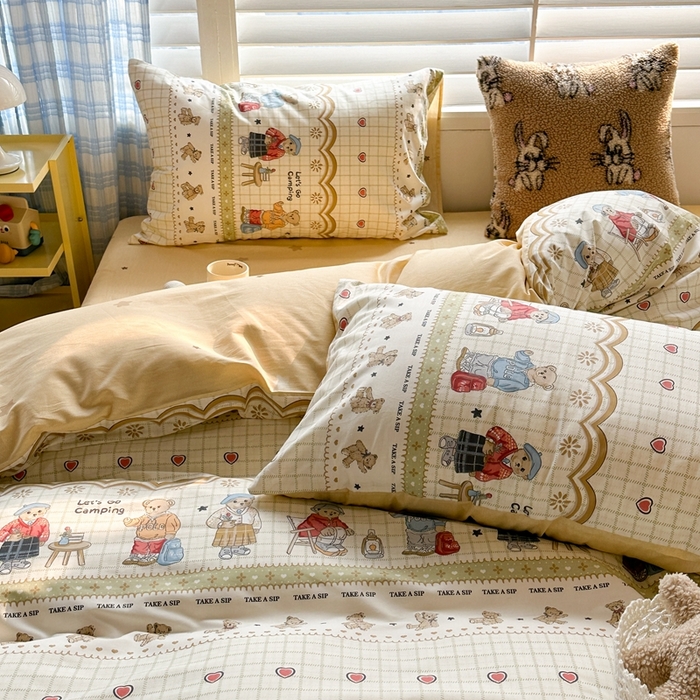 91家纺网 家纺一手货源 找家纺 昔可家纺 2024新款全棉卡通印花系列四件套 格子学院熊