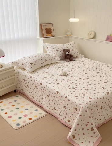 91家纺网 家纺一手货源 找家纺 羽爱家纺 2024新款A类双层纱棉花芯床盖套件 玫瑰小熊