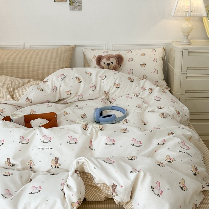 91家纺网 家纺一手货源 找家纺 昔可家纺 2024新款全棉卡通印花系列四件套 木马小熊