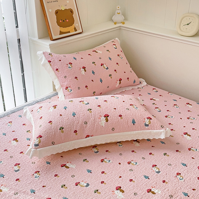 91家纺网 家纺一手货源 找家纺 羽爱家纺 2024新款A类双层纱棉花芯床盖套件 蘑菇兔