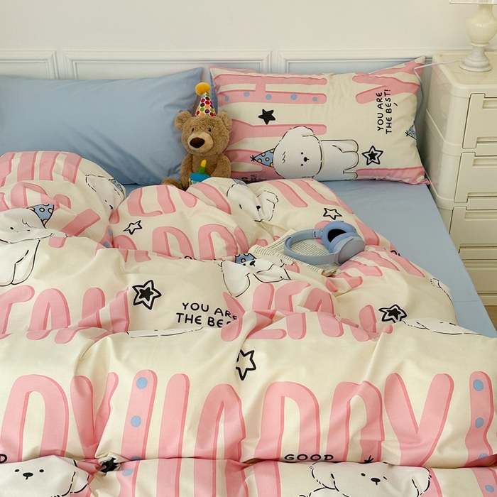 91家纺网 家纺一手货源 找家纺 昔可家纺 2024新款全棉卡通印花系列四件套 粉字母狗狗