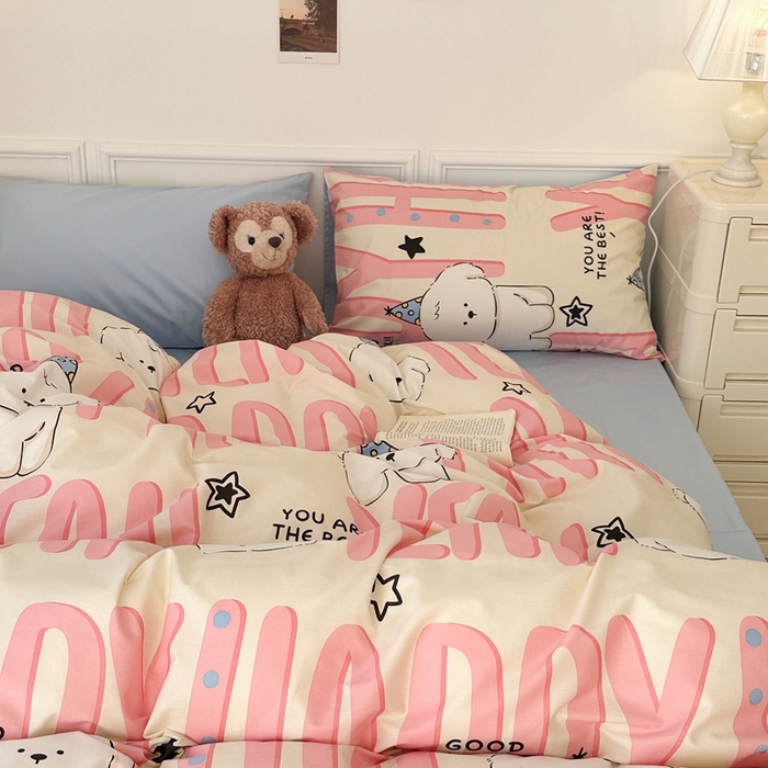 91家纺网 家纺一手货源 找家纺 昔可家纺 2024新款全棉卡通印花系列四件套 粉字母狗狗