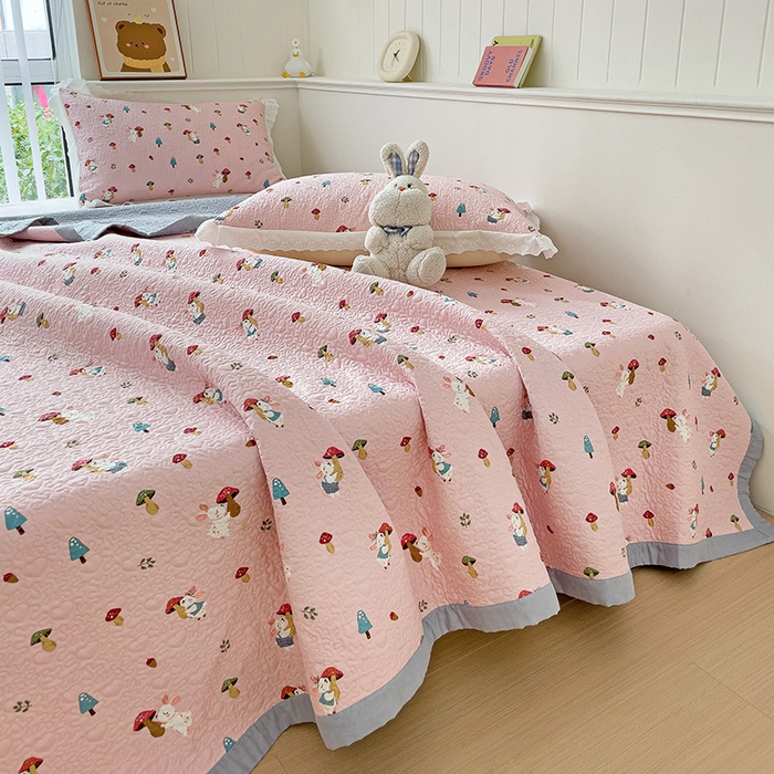 91家纺网 家纺一手货源 找家纺 羽爱家纺 2024新款A类双层纱棉花芯床盖套件 蘑菇兔