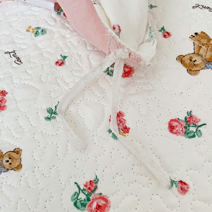 91家纺网 家纺一手货源 找家纺 羽爱家纺 2024新款A类双层纱棉花芯床盖套件 玫瑰小熊