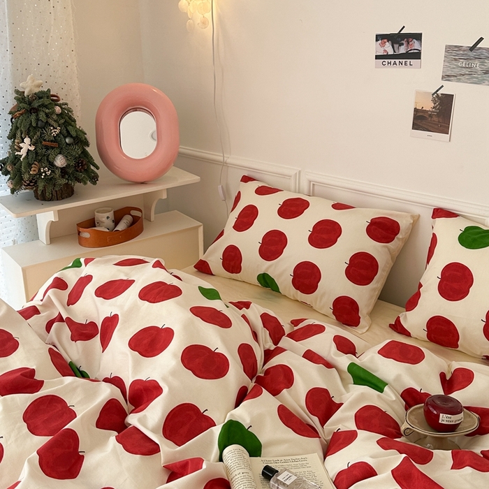 91家纺网 家纺一手货源 找家纺 昔可家纺 2024新款全棉卡通印花系列四件套 红苹果