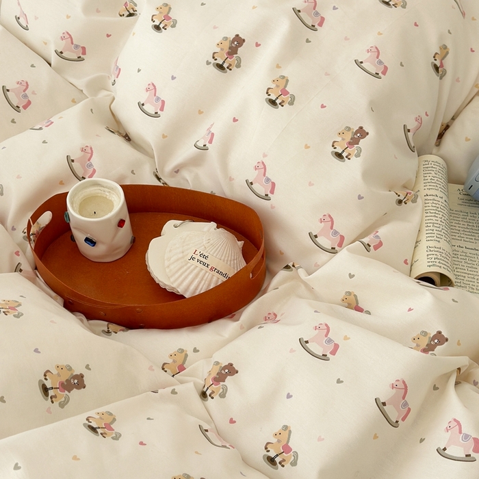 91家纺网 家纺一手货源 找家纺 昔可家纺 2024新款全棉卡通印花系列四件套 木马小熊