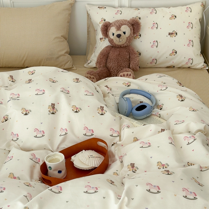 91家纺网 家纺一手货源 找家纺 昔可家纺 2024新款全棉卡通印花系列四件套 木马小熊