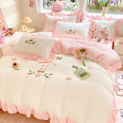 91家纺网 家纺一手货源 找家纺 你好美丽 2025新款水洗棉萌兔毛巾绣花边四件套 萌兔白玉