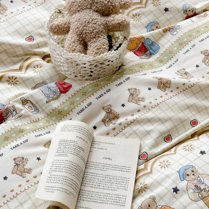 91家纺网 家纺一手货源 找家纺 昔可家纺 2024新款全棉卡通印花系列四件套 格子学院熊