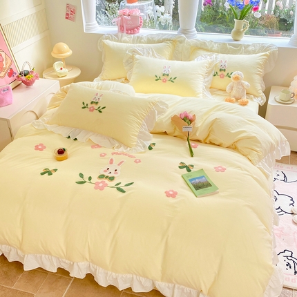 91家纺网 家纺一手货源 找家纺 你好美丽 2025新款水洗棉萌兔毛巾绣花边四件套 萌兔黄