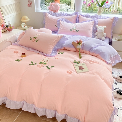 91家纺网 家纺一手货源 找家纺 你好美丽 2025新款水洗棉萌兔毛巾绣花边四件套 萌兔粉紫