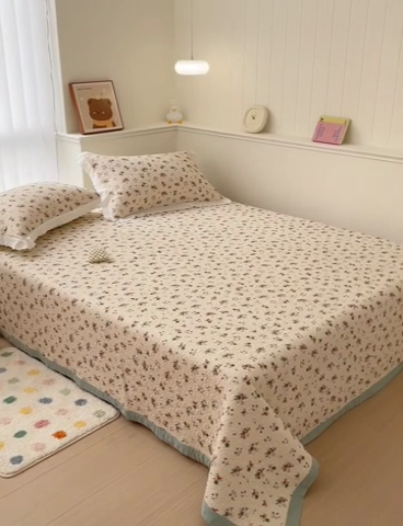 91家纺网 家纺一手货源 找家纺 羽爱家纺 2024新款A类双层纱棉花芯床盖套件 小花朵