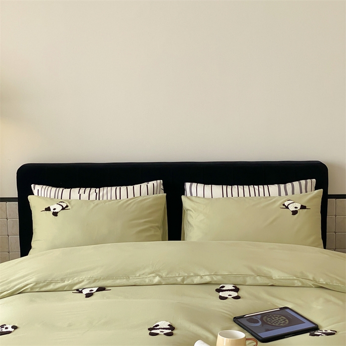 91家纺网 家纺一手货源 找家纺 荣轩家居 2024新款亲肤舒适全棉精梳棉卡通系列四件套 熊猫抹茶绿