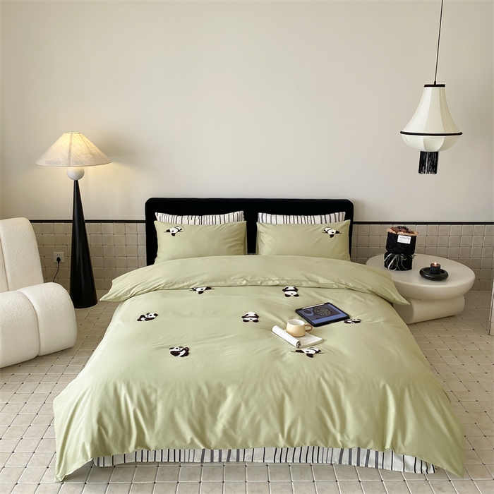 91家纺网 家纺一手货源 找家纺 荣轩家居 2024新款亲肤舒适全棉精梳棉卡通系列四件套 熊猫抹茶绿