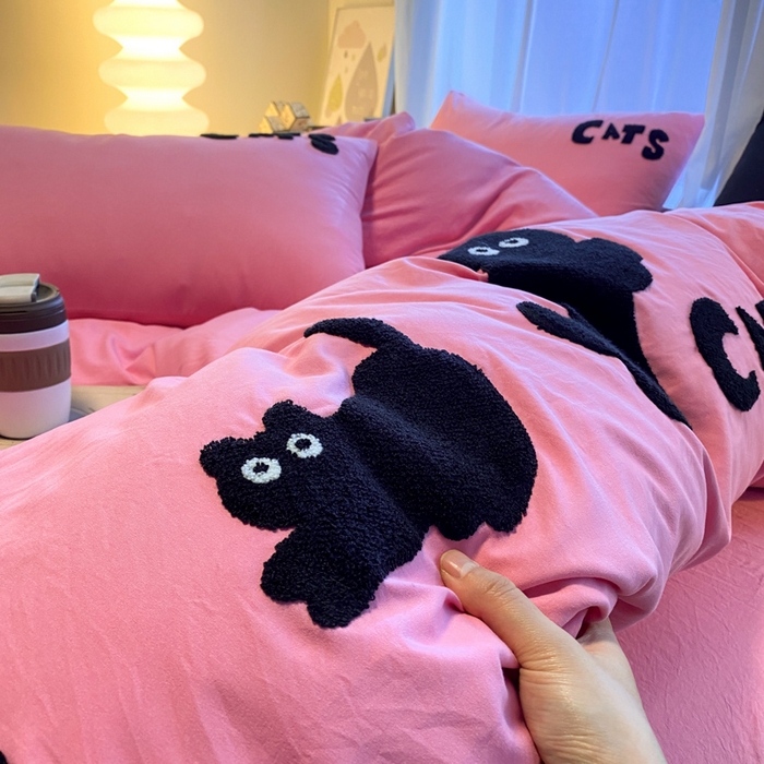 91家纺网 家纺一手货源 找家纺 葡萄家 2024新款超柔水洗棉毛巾绣四件套 毛巾绣水洗棉-躲猫猫