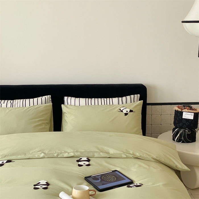 91家纺网 家纺一手货源 找家纺 荣轩家居 2024新款亲肤舒适全棉精梳棉卡通系列四件套 熊猫抹茶绿