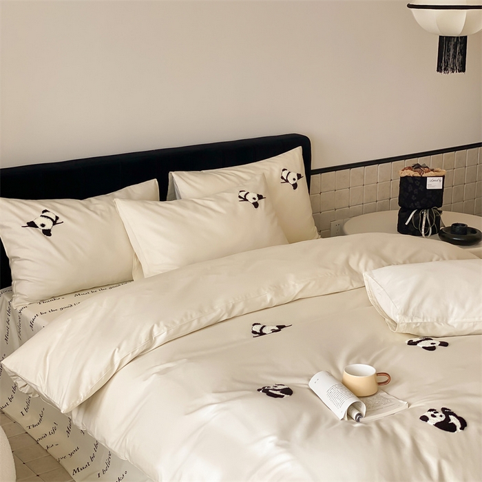 91家纺网 家纺一手货源 找家纺 荣轩家居 2024新款亲肤舒适全棉精梳棉卡通系列四件套 熊猫奶油白