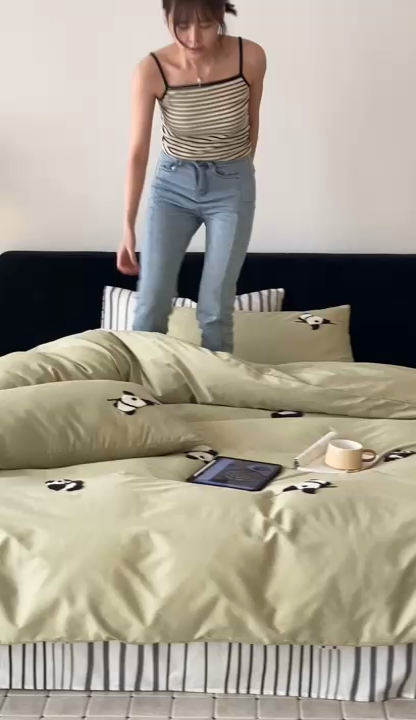 91家纺网 家纺一手货源 找家纺 荣轩家居 2024新款亲肤舒适全棉精梳棉卡通系列四件套 熊猫抹茶绿