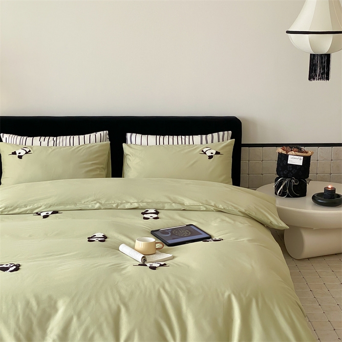 91家纺网 家纺一手货源 找家纺 荣轩家居 2024新款亲肤舒适全棉精梳棉卡通系列四件套 熊猫抹茶绿