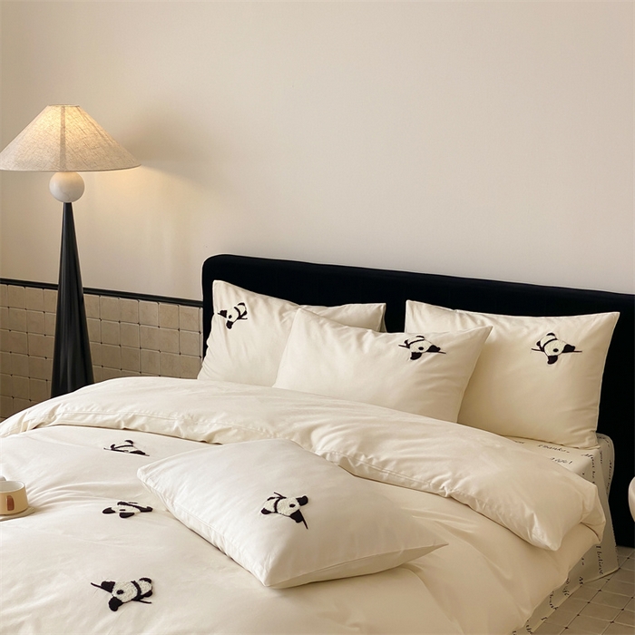 91家纺网 家纺一手货源 找家纺 荣轩家居 2024新款亲肤舒适全棉精梳棉卡通系列四件套 熊猫奶油白