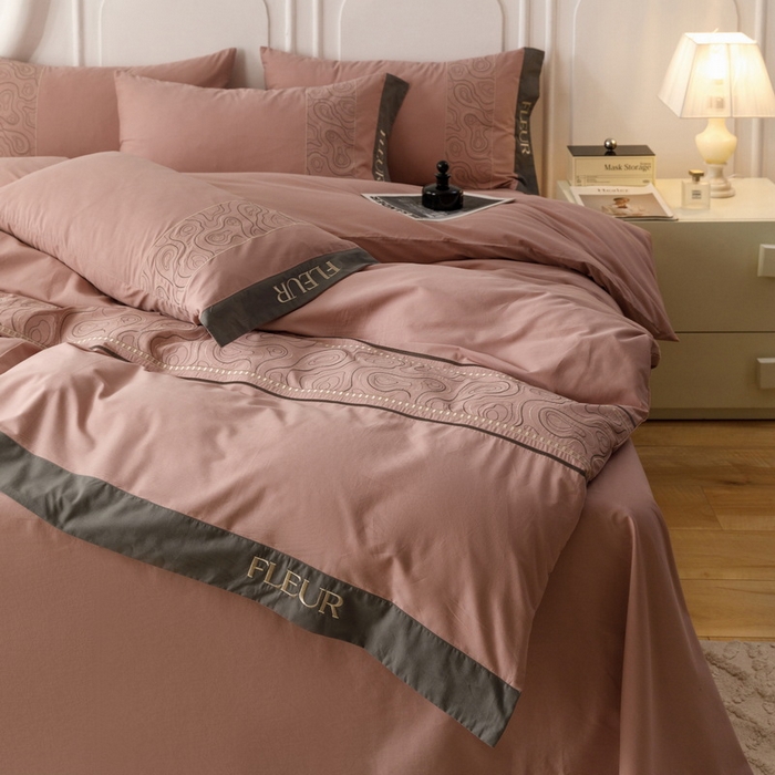 91家纺网 家纺一手货源 找家纺 艾莱家纺  2024新款A类全棉水洗棉加厚绣花四件套 威廉-豆沙红