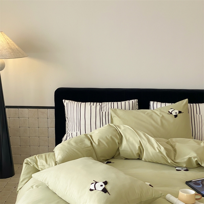 91家纺网 家纺一手货源 找家纺 荣轩家居 2024新款亲肤舒适全棉精梳棉卡通系列四件套 熊猫抹茶绿