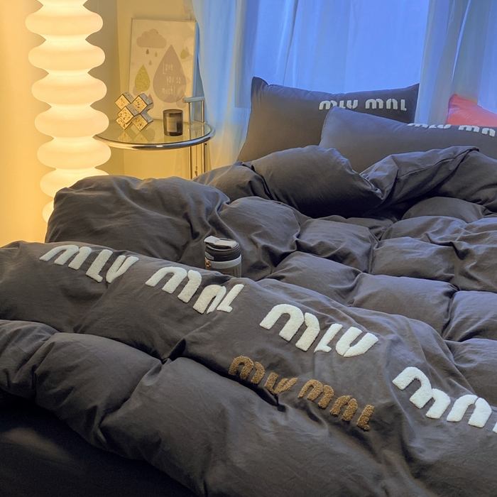 91家纺网 家纺一手货源 找家纺 葡萄家 2024新款超柔水洗棉毛巾绣四件套 毛巾绣水洗棉-字母深灰