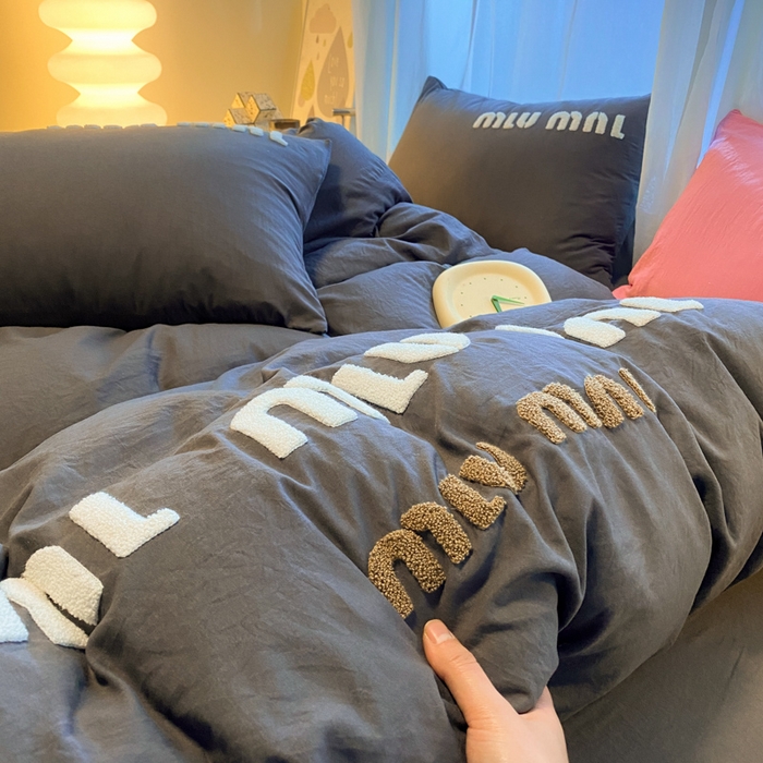 91家纺网 家纺一手货源 找家纺 葡萄家 2024新款超柔水洗棉毛巾绣四件套 毛巾绣水洗棉-字母深灰