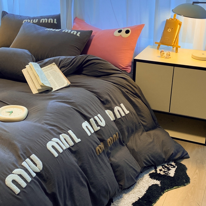 91家纺网 家纺一手货源 找家纺 葡萄家 2024新款超柔水洗棉毛巾绣四件套 毛巾绣水洗棉-字母深灰