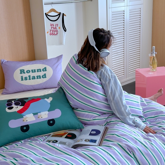 91家纺网 家纺一手货源 找家纺 圆岛家纺 2024新款春夏40支趣味全棉数码印花四件套 滑板狗