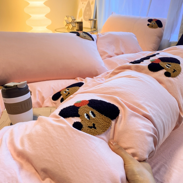 91家纺网 家纺一手货源 找家纺 葡萄家 2024新款超柔水洗棉毛巾绣四件套 毛巾绣水洗棉-甜心狗粉