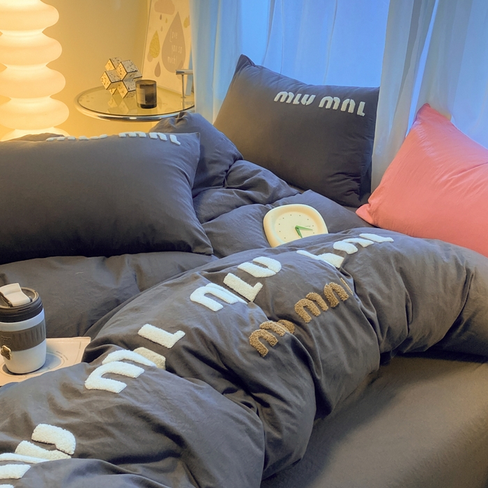 91家纺网 家纺一手货源 找家纺 葡萄家 2024新款超柔水洗棉毛巾绣四件套 毛巾绣水洗棉-字母深灰