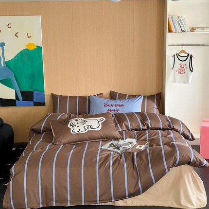 91家纺网 家纺一手货源 找家纺 圆岛家纺 2024新款春夏40支趣味全棉数码印花四件套 美拉德狗