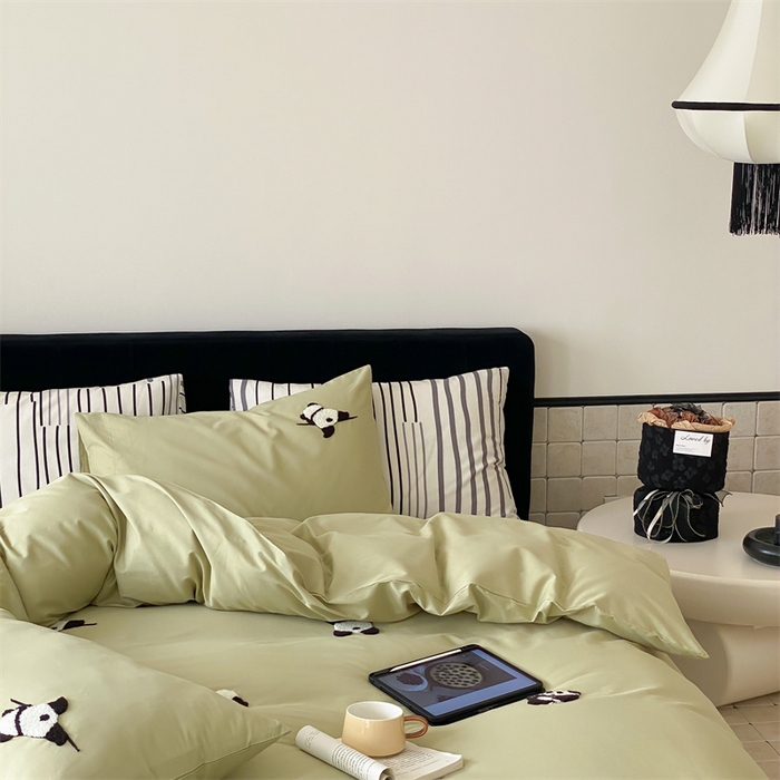 91家纺网 家纺一手货源 找家纺 荣轩家居 2024新款亲肤舒适全棉精梳棉卡通系列四件套 熊猫抹茶绿