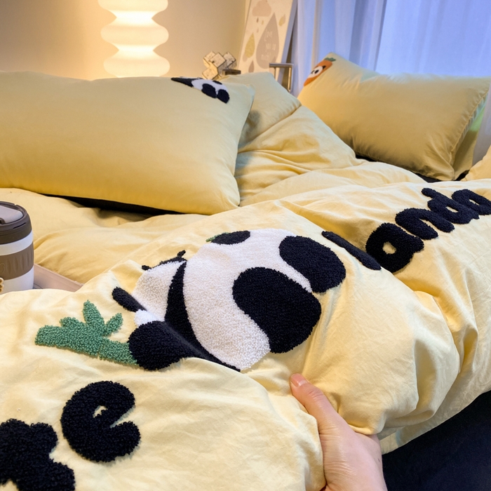 91家纺网 家纺一手货源 找家纺 葡萄家 2024新款超柔水洗棉毛巾绣四件套 毛巾绣水洗棉-趴睡熊猫