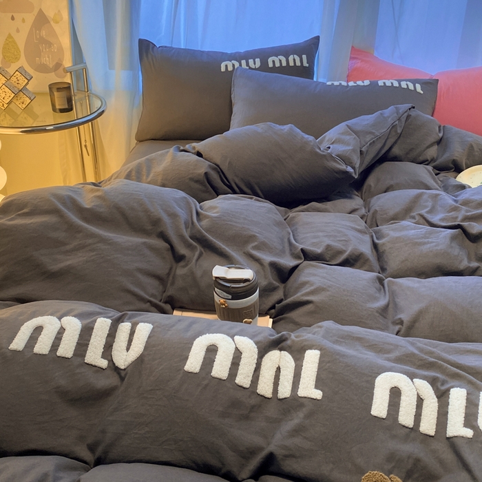 91家纺网 家纺一手货源 找家纺 葡萄家 2024新款超柔水洗棉毛巾绣四件套 毛巾绣水洗棉-字母深灰